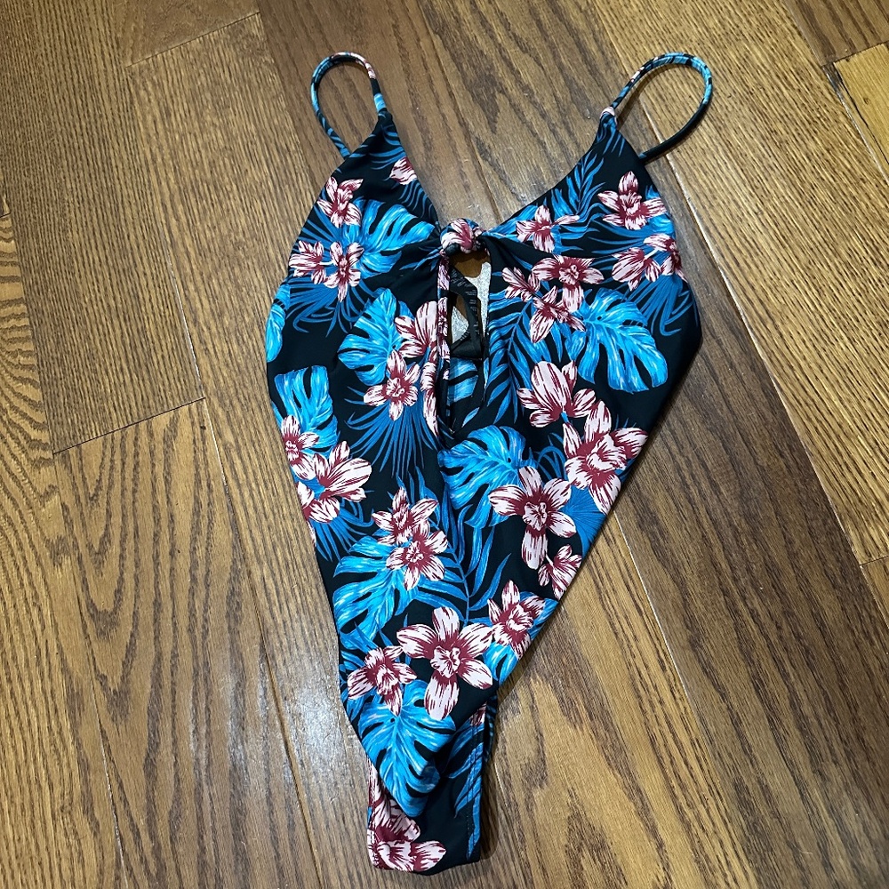 ! NWOT Volcom Black Tropical Floral True to This One Piece Swimsuit Women XS